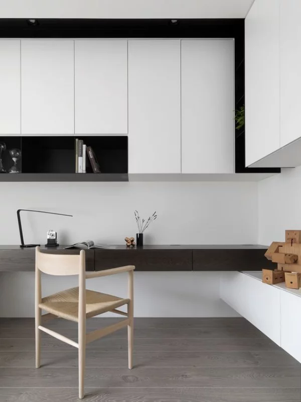 minimalistisches Home-Office perfekte saubere aufgeräumte Raumatmosphäre ohne Papierkram und Kabelsalat