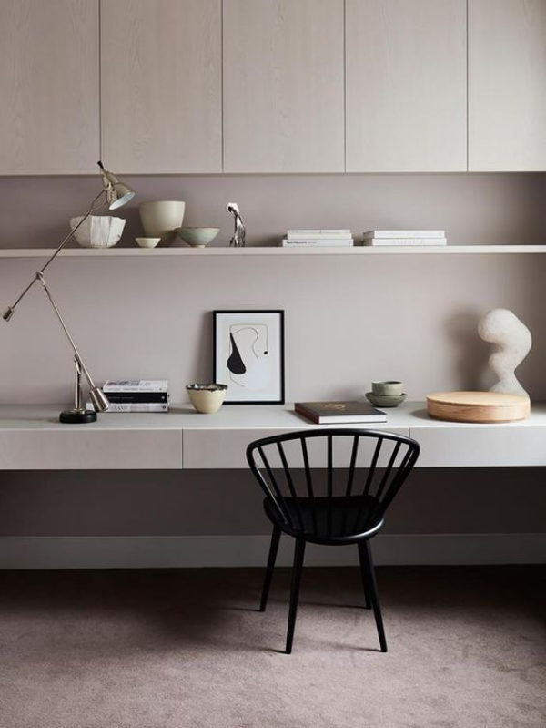 minimalistisches Home-Office schöne decorative Gegenstände positive Emotionen hervorrufen