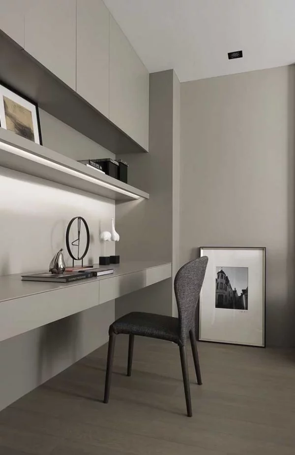 minimalistisches Home-Office wenig Deko ein Bild angelehnt an die Wand zurückhaltend dekorieren