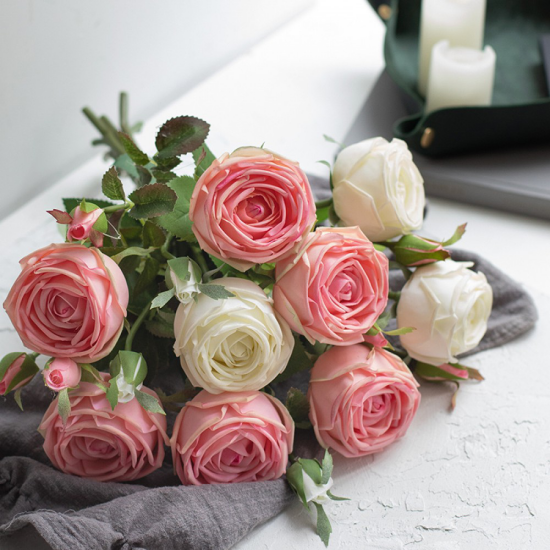 romantische Blumen weiße und rosa Schnittrosen viel Romantik ausstrahlen