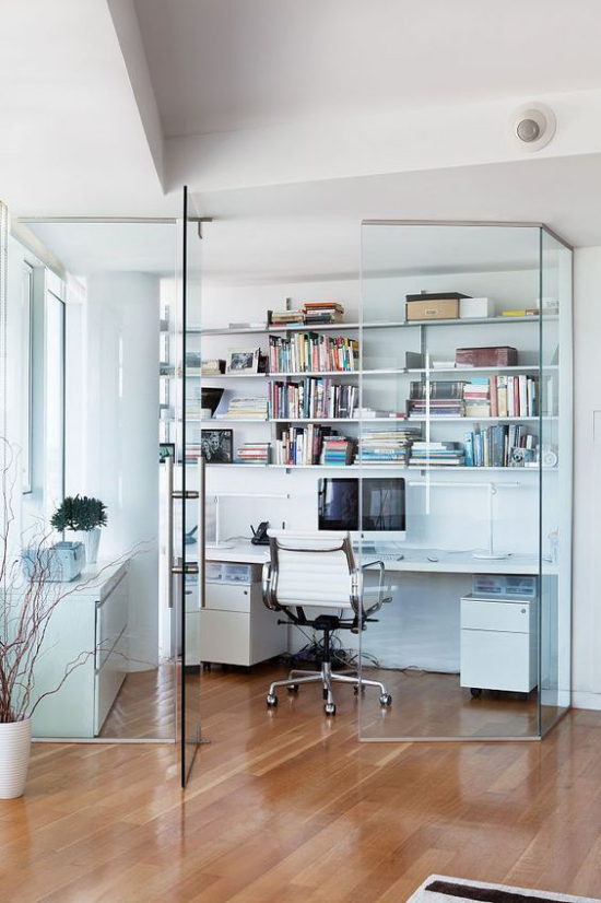 zeitgenössisches Home Office einfach eingerichtetes Heimbüro hinter Glaswand getrennt vom Wohnbereich