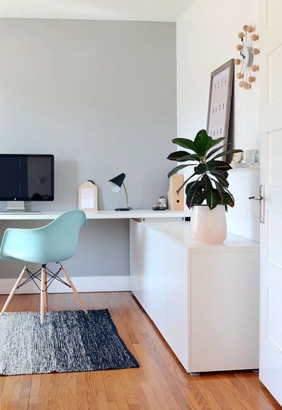 zeitgenössisches Home Office helle Farben Laptop hellgrüner Stuhl schöner Blumentopf Grünpflanze als Blickfang