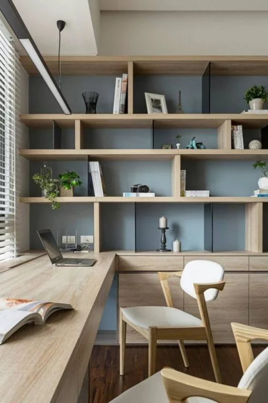 zeitgenössisches Home Office helles Holz langer Schreibtisch Fenster offenes Regal Staumöglichkeiten moderne Beleuchtung