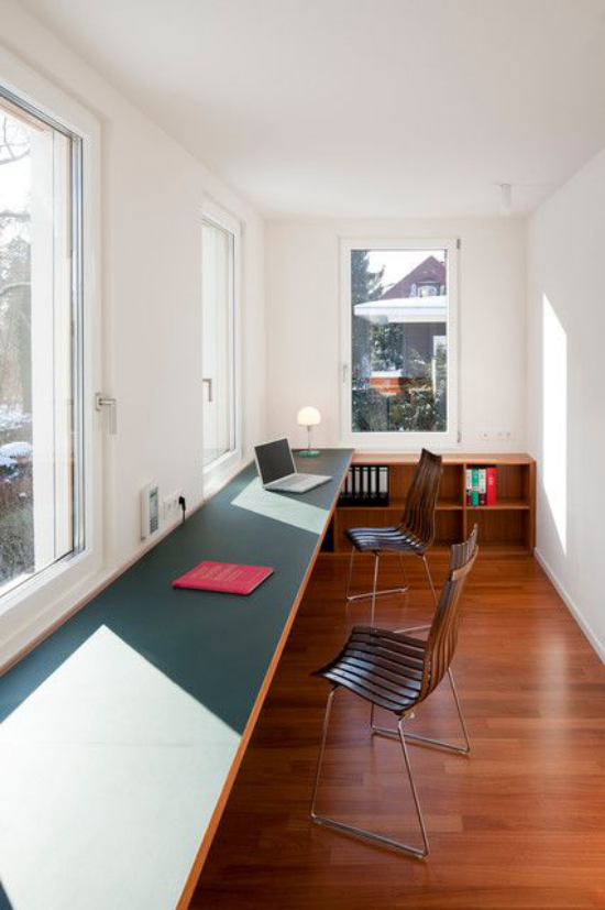 zeitgenössisches Home Office modern gestaltet langer Schreibtisch an den Fenstern zwei drei Arbeitsplätze