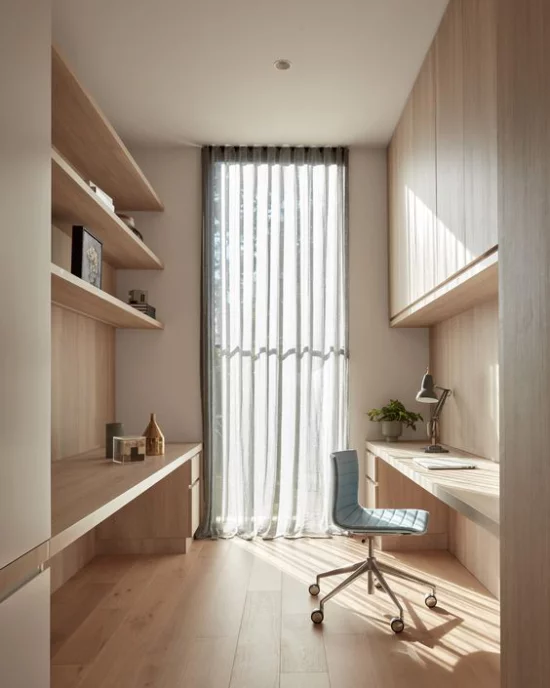 zeitgenössisches Home Office schöner moderner Raum leichte Gardinen an der französischen Tür helles Holz gerade Linien höchste Eleganz