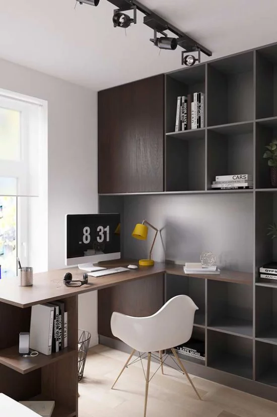 zeitgenössisches Home Office weiß und dunkelbraun im Kontrast Schreibtisch Deckenbeleuchtung Schiene Regal weißer Sessel