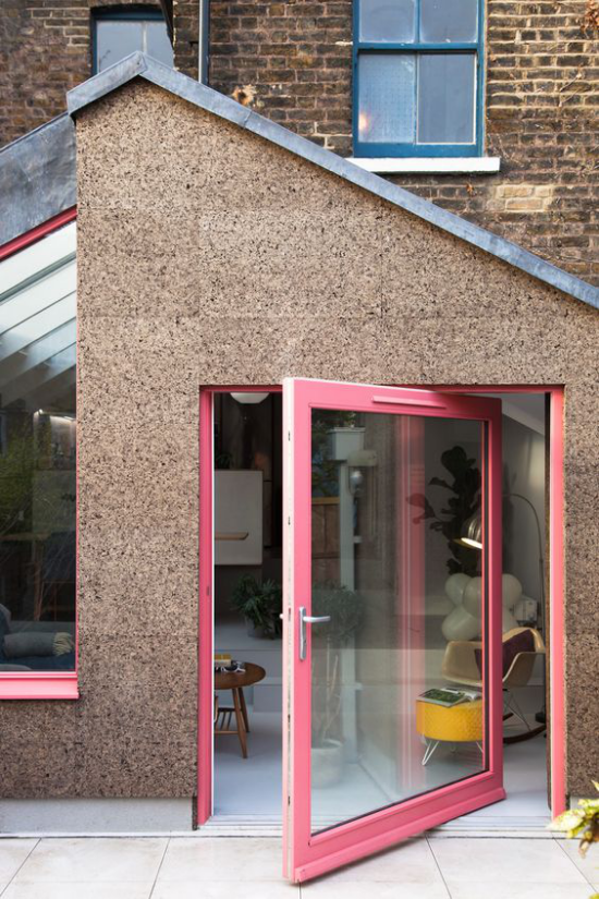 Drehtüren fürs Zuhause Anbau am alten Haus rosa Rahmen Glastür sehr modern wirken
