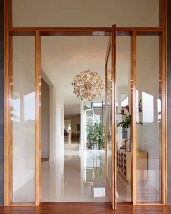 Drehtüren fürs Zuhause Holzrahmen Glasscheiben elegantes Design viel Tageslicht durchfluten lassen