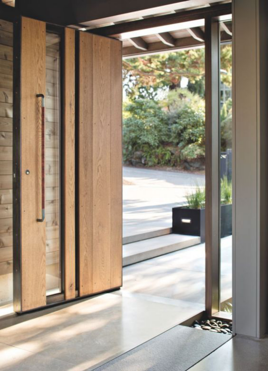 Drehtüren fürs Zuhause Kombination aus Holz und Glas am Hausausgang zum Garten