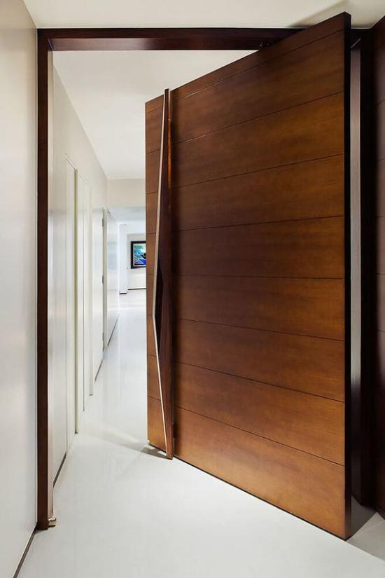 Drehtüren fürs Zuhause aus Holz elegantes Design enorm breit Blick in den Flur