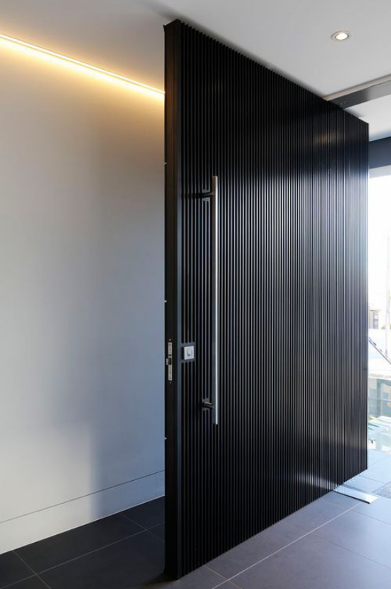 Drehtüren fürs Zuhause aus Metall schwarze Beschichtung sehr elegant passt zum grauen Flur LED Beleuchtung