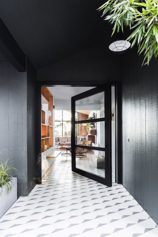 Drehtüren fürs Zuhause aus Metall schwarzer Türrahmen drei große Glasscheiben viel Licht durchfluten lassen