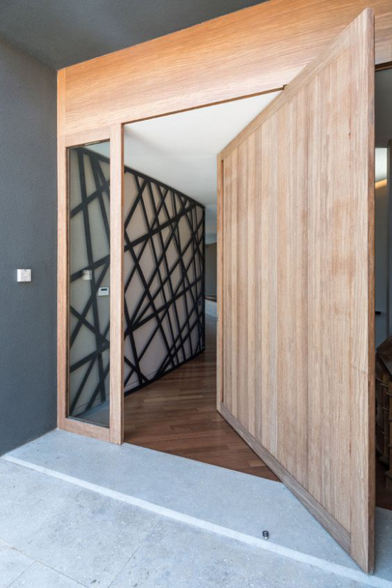 Drehtüren fürs Zuhause aus hellem Holz beschichtet enorme breite stabil und sicher