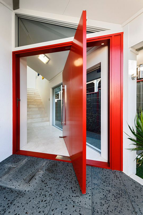 Drehtüren fürs Zuhause ausgefallenes Design in Blutrot toller Blickfang am Hauseingang kreative Funktionen