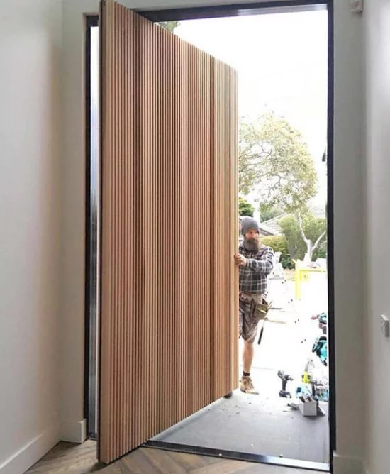 Drehtüren fürs Zuhause groß stabil hoch breit aus Holz mit Beschichtung wetterfest alter Mann daneben