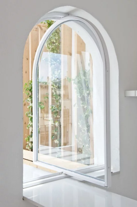 Drehtüren fürs Zuhause hochelegante Glastür ganz in Weiß sehr trendiges Design Wölbung