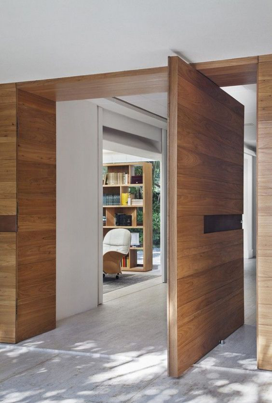 Drehtüren fürs Zuhause modernes Stilelement aus hellem Holz Durchgang zur Hausbibliothek