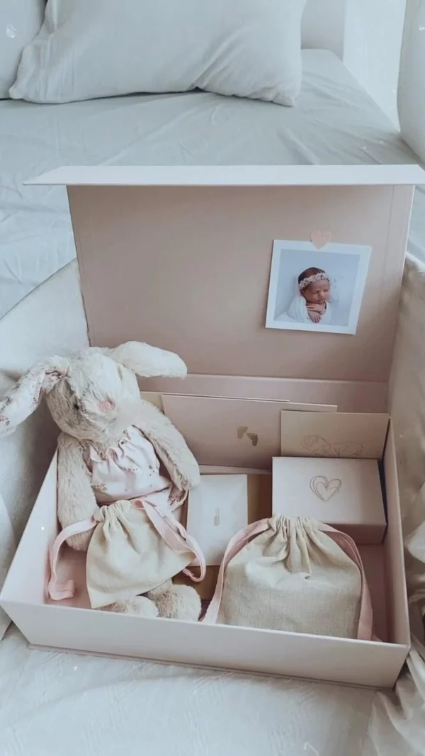Erinnerungsbox Baby – Dinge, die darin nicht fehlen sollten, sowie weitere DIY Tipps baby box spielzeug tüten