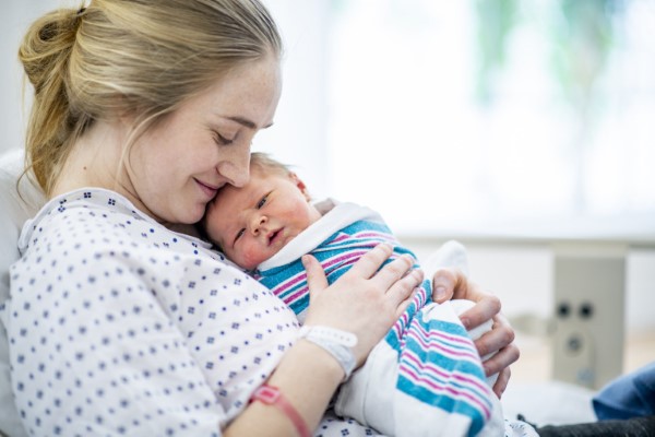 Erinnerungsbox Baby – Dinge, die darin nicht fehlen sollten, sowie weitere DIY Tipps baby mama krankenhaus