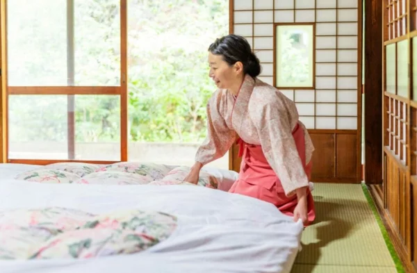 Feton Matratze japanische Frau macht das Bett