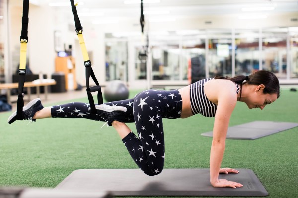 Ganzkörper Schlingentrainer Übungen fürs Heimfitness crunch training plank