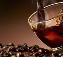 Kaffeeflecken entfernen – Hausmittel für Zuhause und unterwegs!