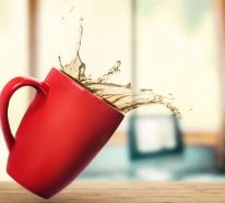 Kaffeeflecken entfernen – Hausmittel für Zuhause und unterwegs!