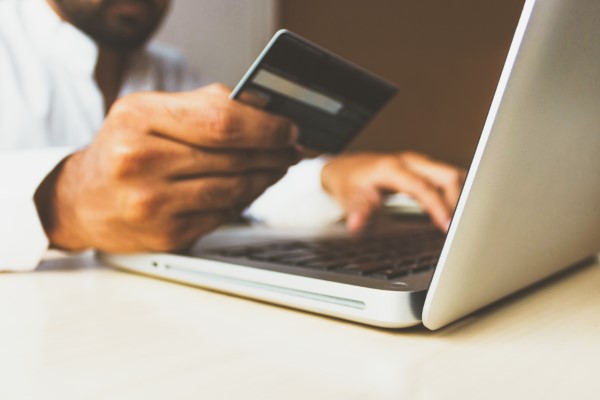 Online Zahlungsarten im Überblick – Vor- und Nachteile, die Sie auf jeden Fall kennen sollten online zahlen kreditkarte debitkarte