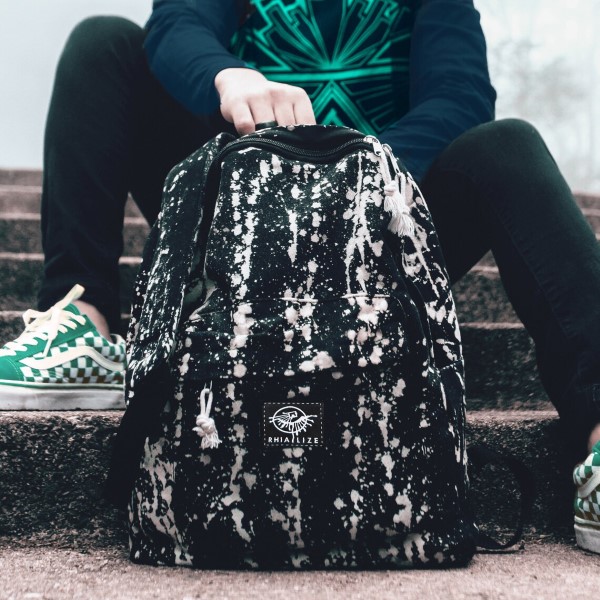 Schultaschen für Teenager selber gestalten – kreative Ideen und einfache Anleitungen bleichmittel diy ideen schwarz