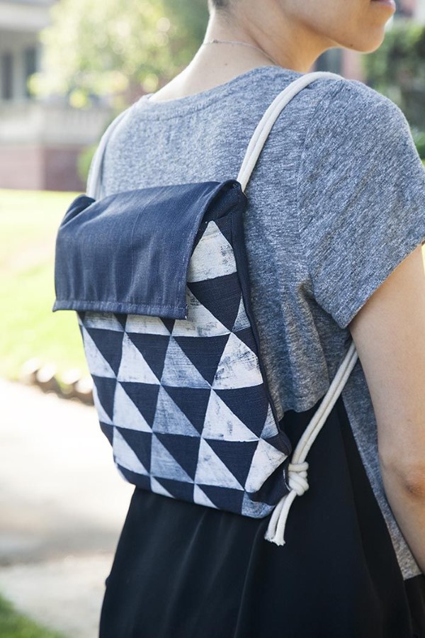 Schultaschen für Teenager selber gestalten – kreative Ideen und einfache Anleitungen denim bleich technik einfach