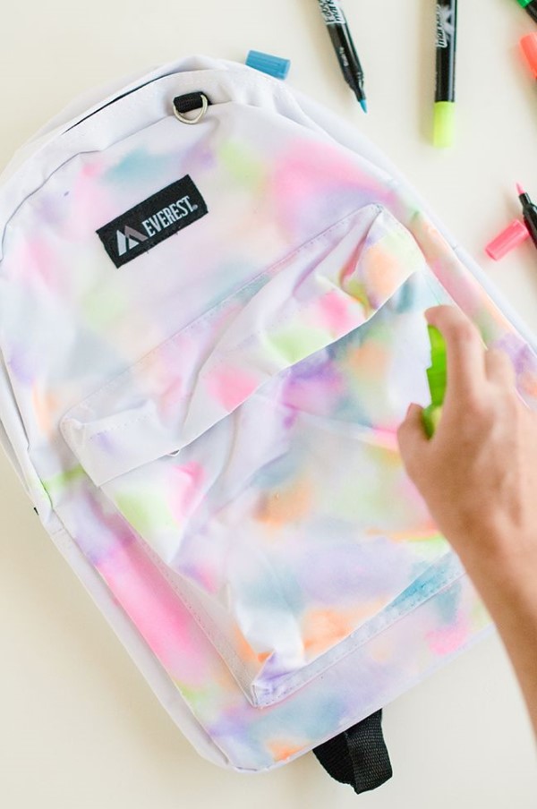 Schultaschen für Teenager selber gestalten – kreative Ideen und einfache Anleitungen regenbogen design textilfarben