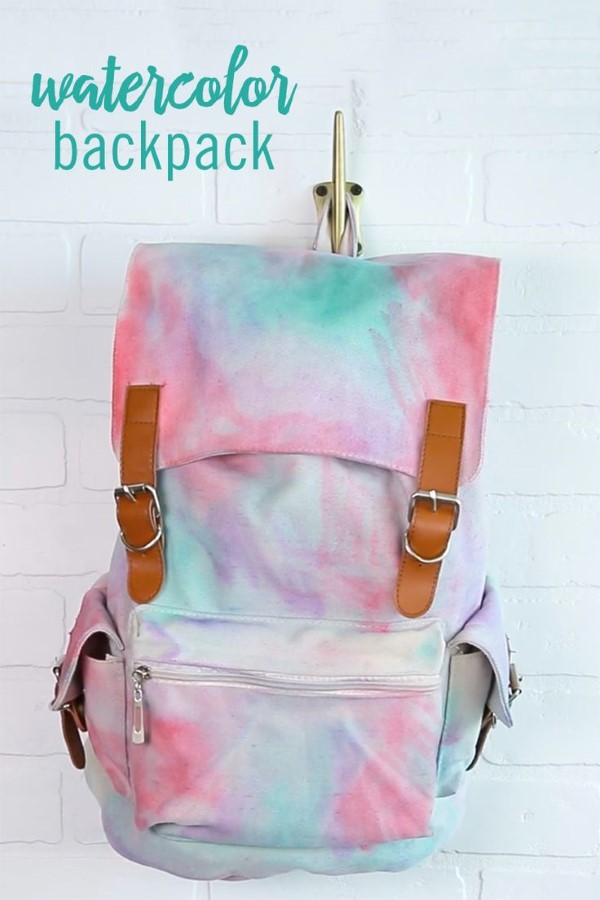 Schultaschen für Teenager selber gestalten – kreative Ideen und einfache Anleitungen regenbogen textilfarben stifte