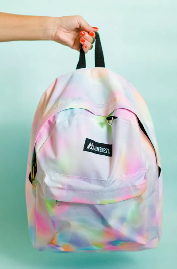 Schultaschen für Teenager selber gestalten – kreative Ideen und einfache Anleitungen regenbogen textilmarker stifte