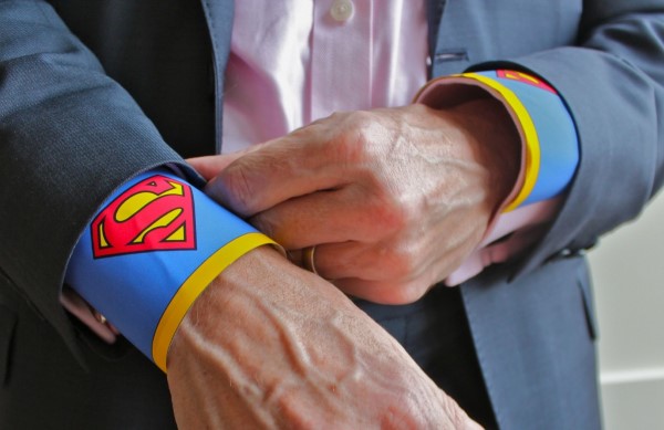 Super Kindheitshelden Ideen für Ihre nächste Kostümparty superman manschetten eltern