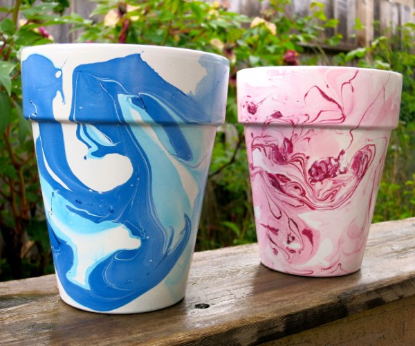 Töpfern Ideen für den Sommer – kreative Projekte zum schnellen Umsetzen marmorieren wellen blau rosa