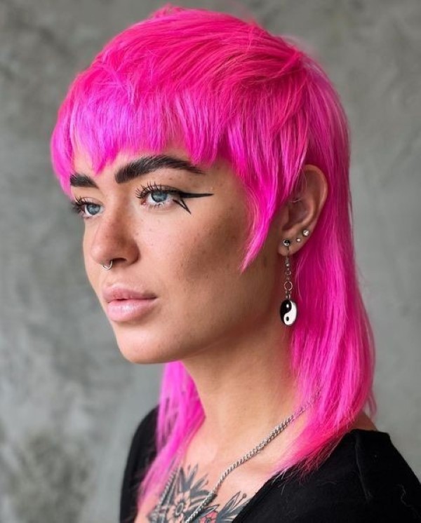 Vokuhila Frisur – die Retro Frisur bleibt auch 2021 hoch im Trend wild rosa farbe