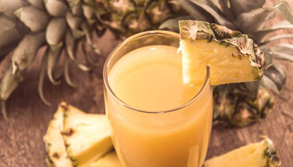erfrischende Sommergetränke Ananaswasser entgiftet reduziert das Gewicht