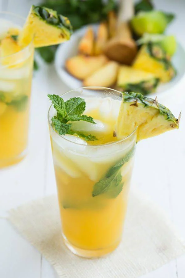 erfrischende Sommergetränke Ananaswasser exotischer Beigeschmack