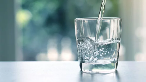 erfrischende Sommergetränke pures Wasser 2 l pro Tag trinken beste Erfrischung im Sommer