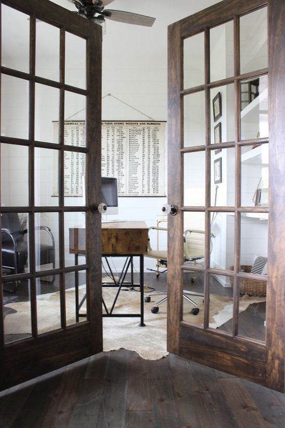 französische Fenstertüren Holzrahmen rustikales Design Übergang zum Musikzimmer