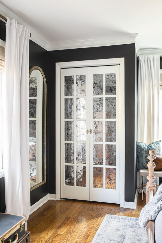 französische Fenstertüren Mattglas gute Option im Innenraum daneben großer Wandspiegel
