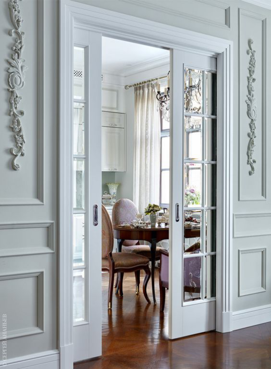 französische Fenstertüren hohe Türen Rahmen in Hellgrau passen zum klassischen Raumdesign führen ins Esszimmer