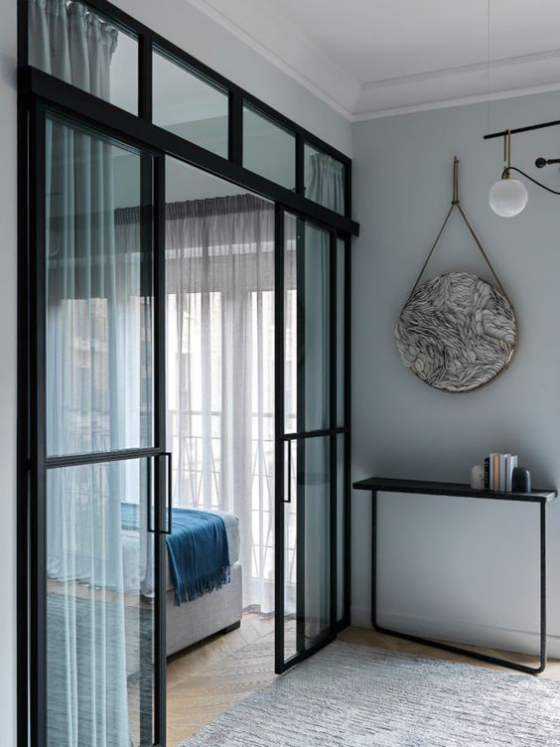 französische Fenstertüren schwarzer Rahmen Gardinen Übergang zum Schlafzimmer keine optische Barriere