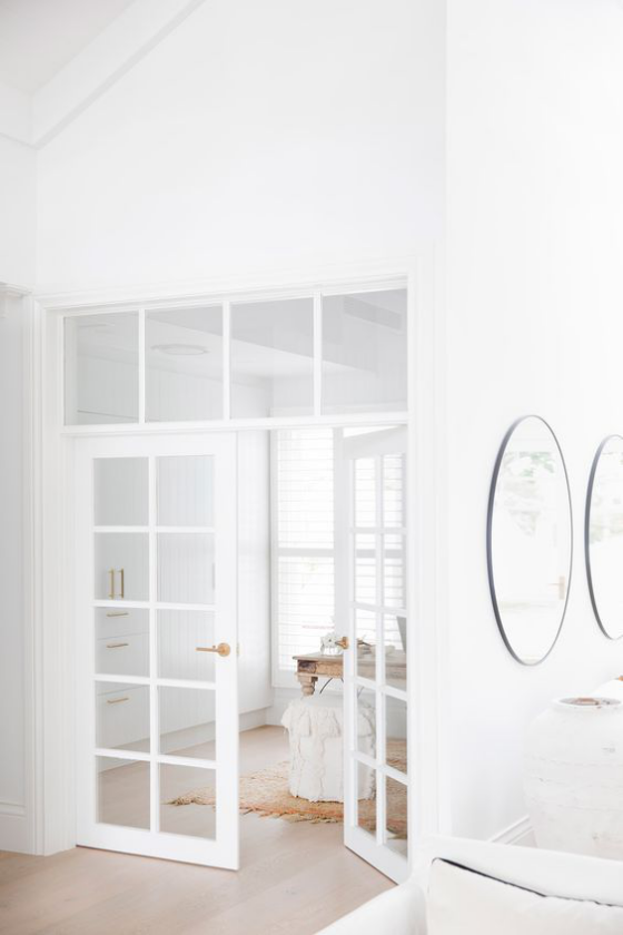 französische Fenstertüren weißer Rahmen elegantes Raumdesign schwellenloser Durchgang zwischen Räumen