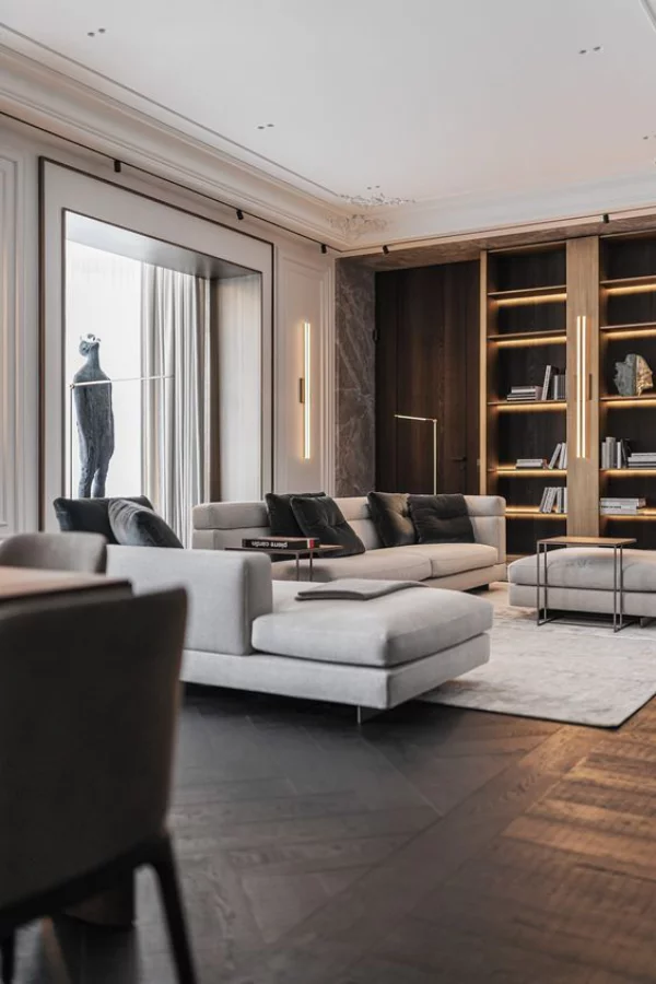 modernes Wohnzimmer Kontraste schaffen dunkler Parkettboden Regalwand weiße Sitzgarnitur schickes Ambiente