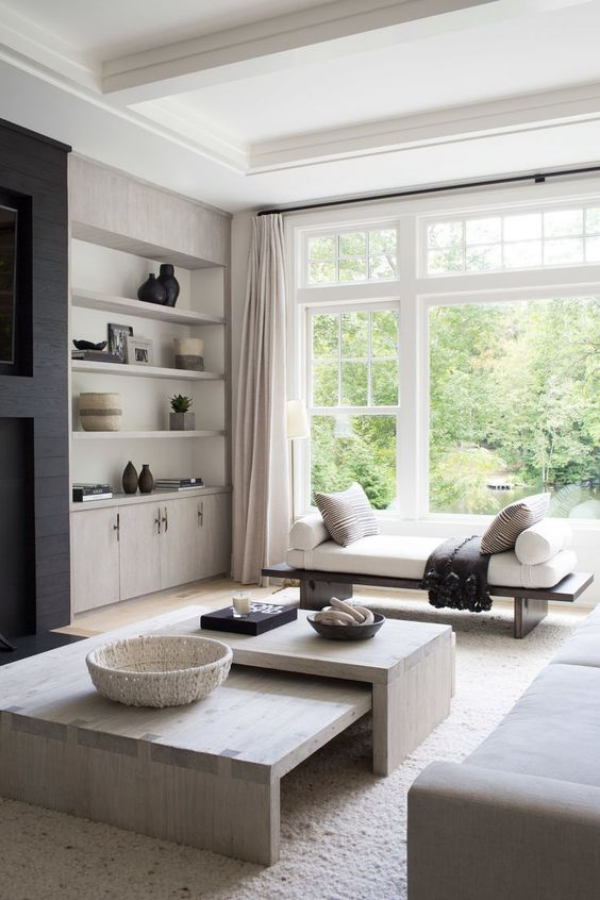 modernes Wohnzimmer helles Ambiente großes Fenster schicke niedrige Möbel Weiß