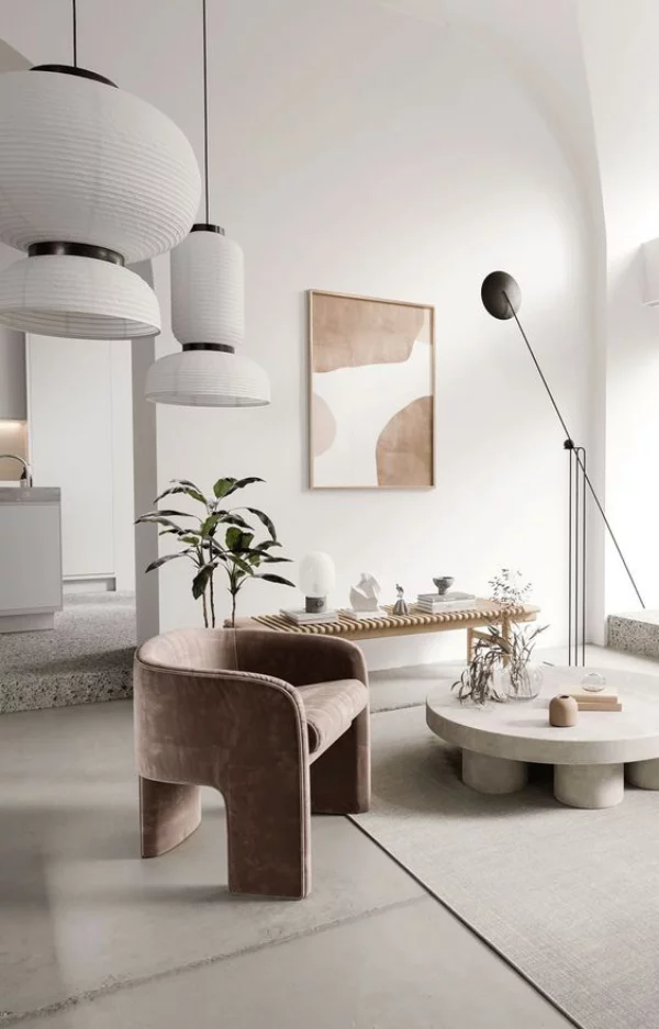 modernes Wohnzimmer stilvolle Raumdeko sauberes aufgeräumtes Ambiente wenig Möbel Sessel als Blickfang Wandbild Vasen Topfpflanzen