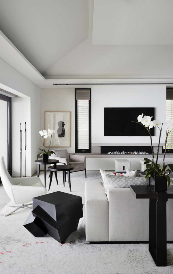 modernes Wohnzimmer weißes Ambiente schwarze Raumaccessoires schwarze Deko Artikel als Blickfang