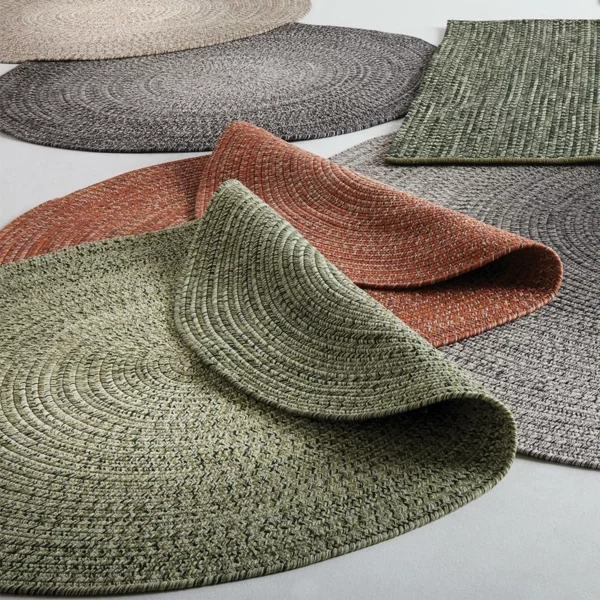 runder outdoor teppich frische farben passendes material