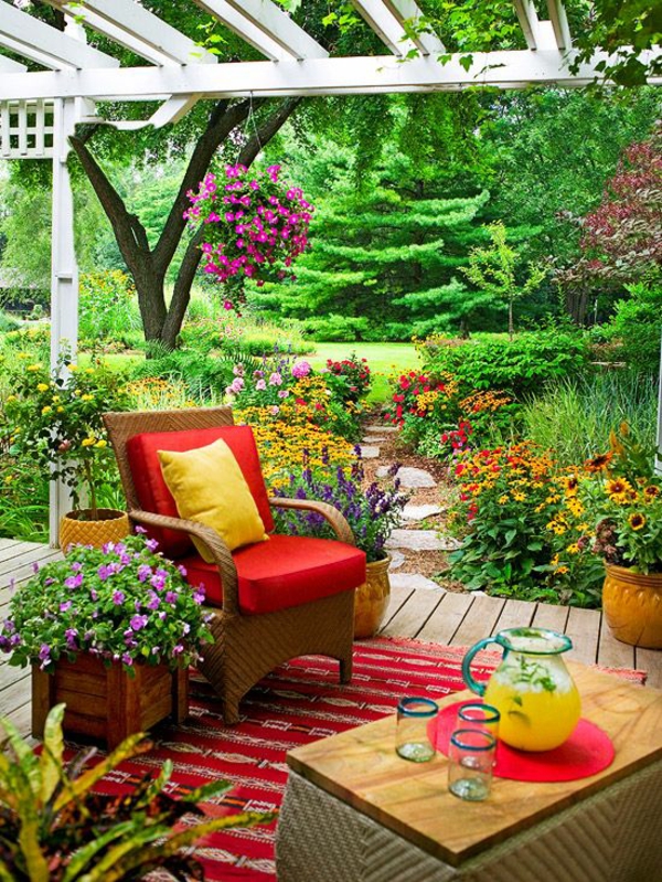 terrasse dekorieren frische farben schöne muster viele pflanzen